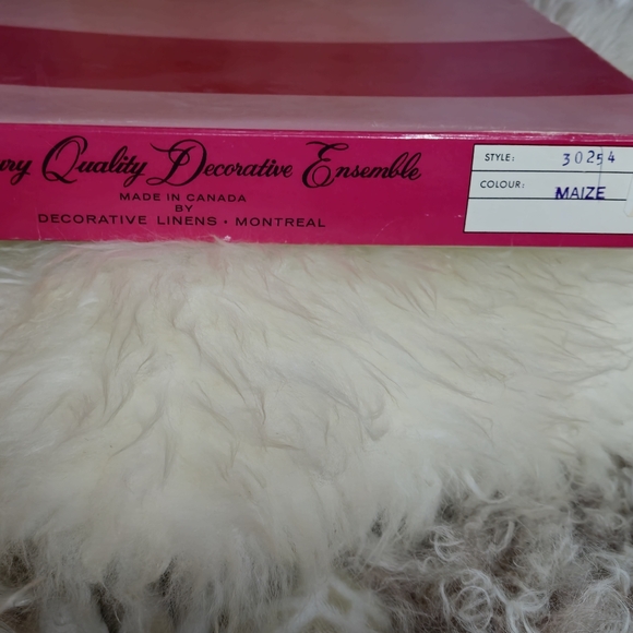 Lady Cristina set of Yellow Linen Tablecloth and 4 Napkins - Picture 11 of 13